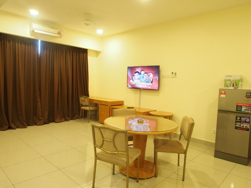 Premier Times International Hotel Seri Kembangan Exterior foto