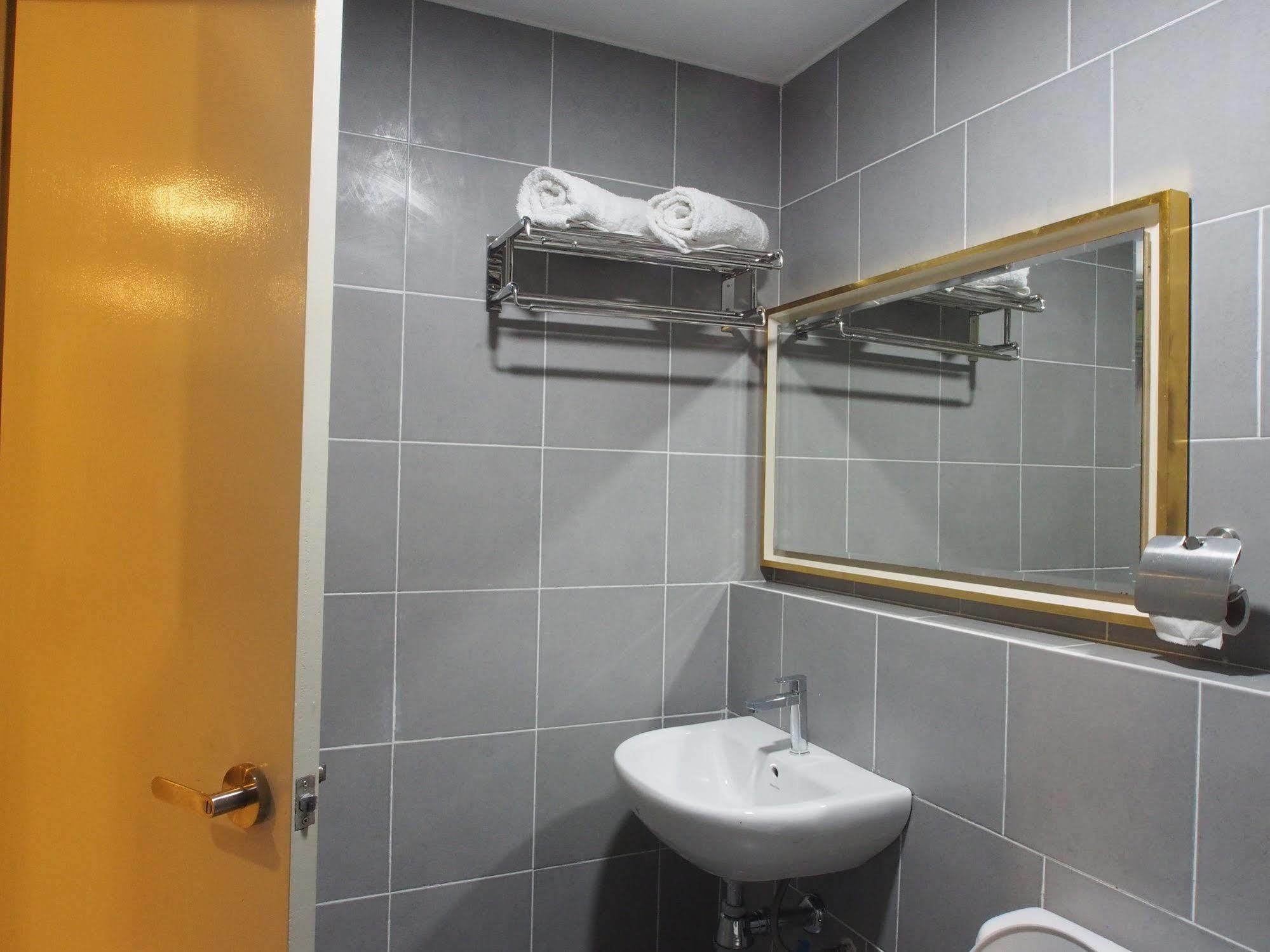 Premier Times International Hotel Seri Kembangan Exterior foto