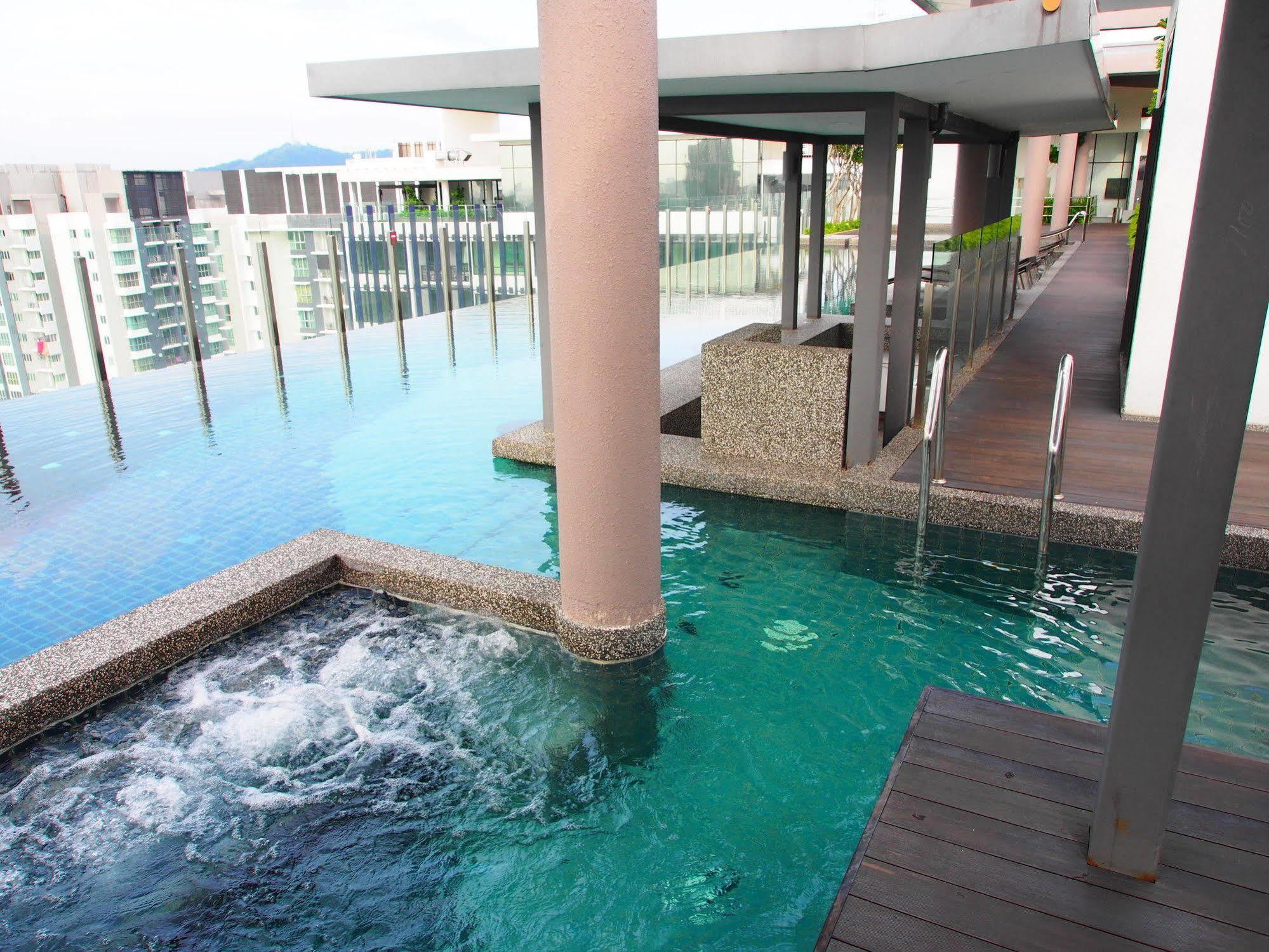 Premier Times International Hotel Seri Kembangan Exterior foto